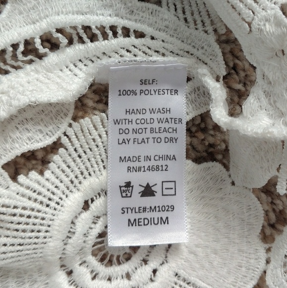 3/$20 White Floral Eyelet Lace Crop Top Size Medium - Picture 4 of 7